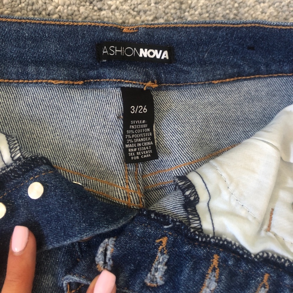Short shorts - Picture 3 of 3